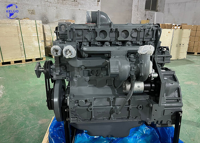Motore diesel a 4 tempi Deutz BF4M1013EC/FC raffreddato ad acqua (serie 1013) per l'edilizia, i gruppi elettrogeni e l'industria nautica.
